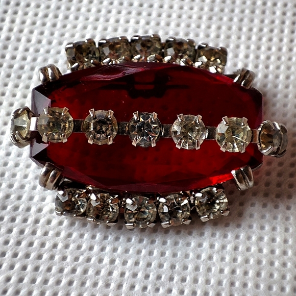 Deep Red Garnet Faceted Glass Beveled Vintage Silver Tone Rhinestone Brooch EUC - Picture 1 of 10